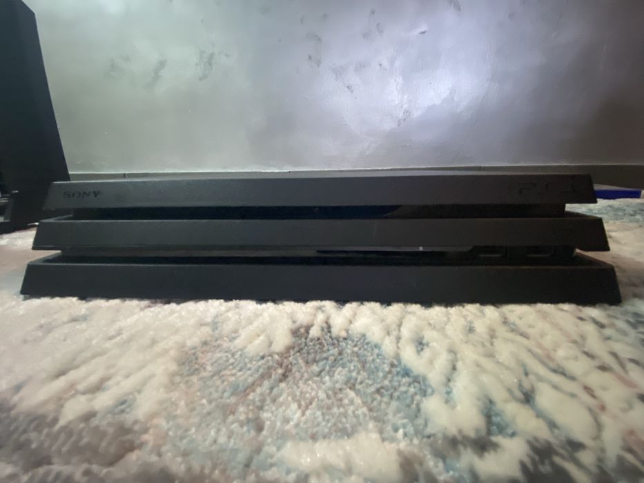 Vand PS 4 Pro , memorie 1 TERA