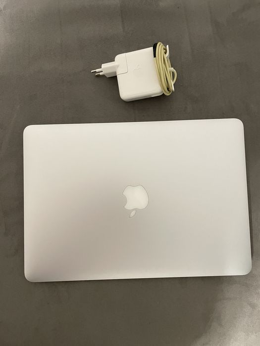 MacBook Air 13” i5, 8GB, 256GB SSD – Baterie bună, încărcător