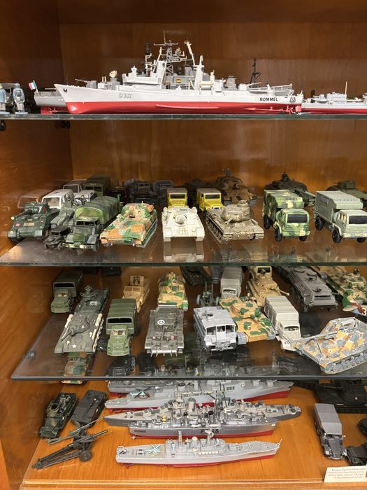 Machete tancuri avioane masini