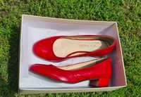 Червени обувки с нисък ток