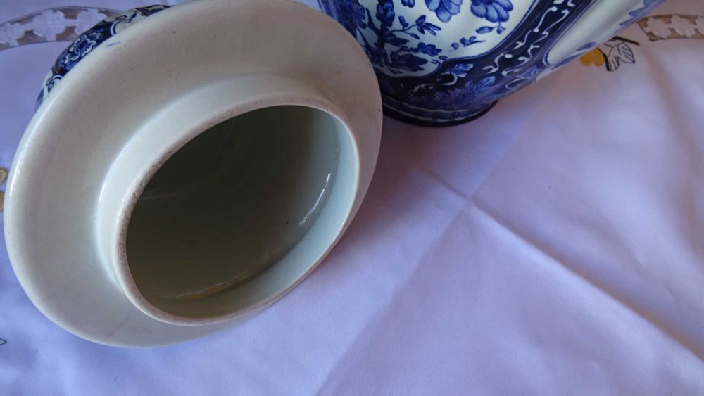 Ваза голяма с капак- Маастрихт Делфт Кралски сфинкс