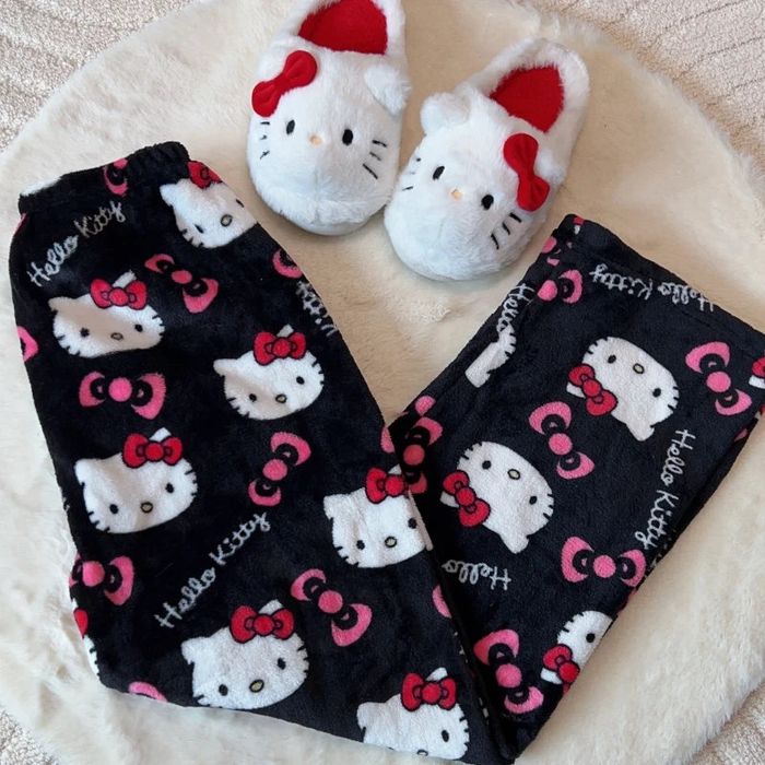 Pantaloni de pijama cu Hello Kitty pe negru