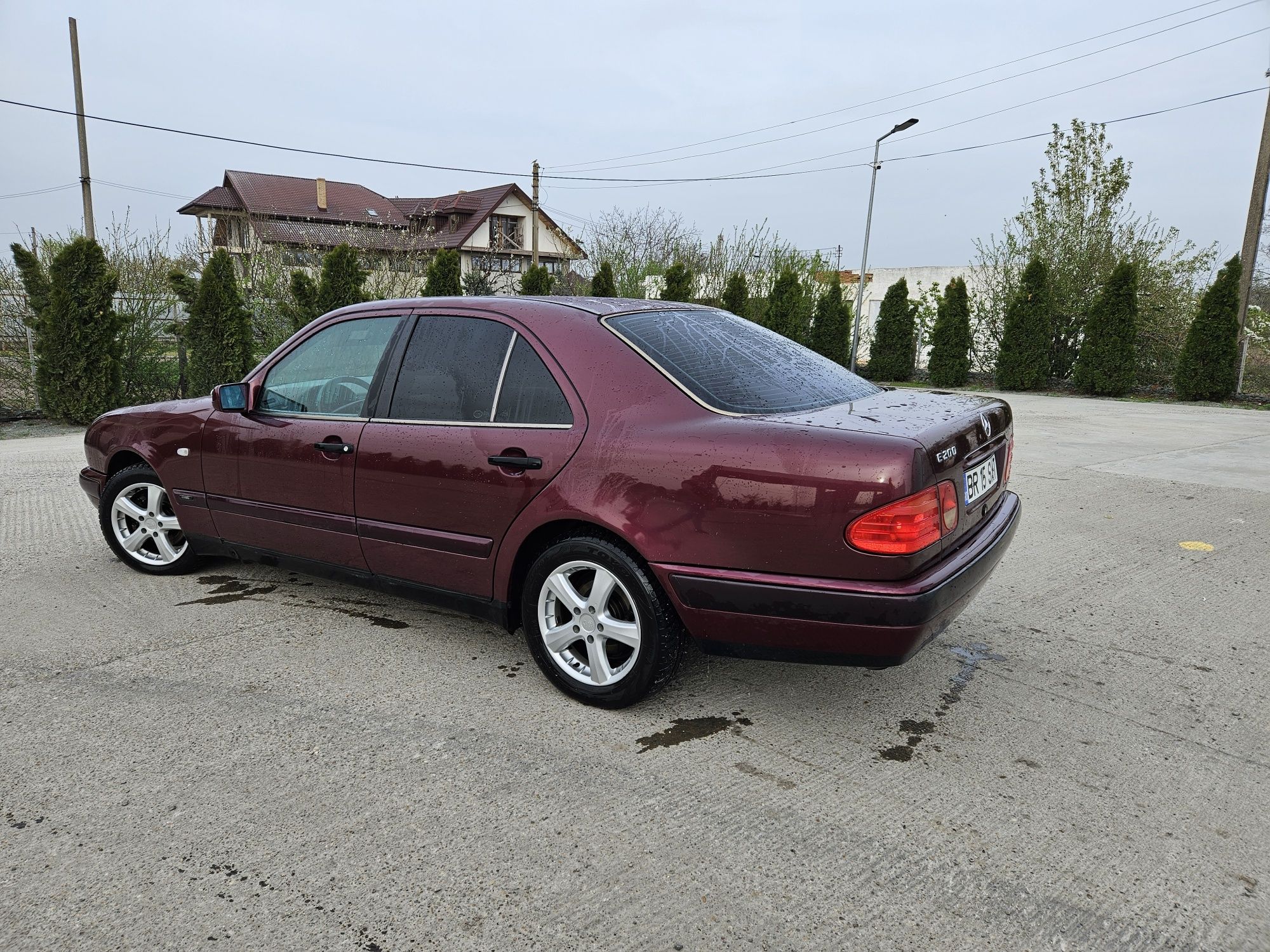 Vând Mercedes e200