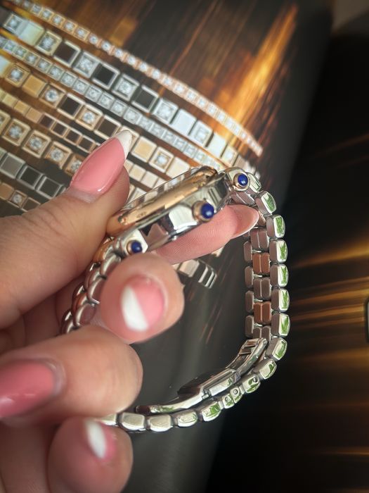 Дамски часовник по модел на Chopard нов.