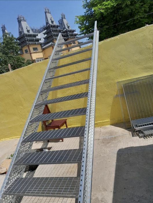 Vând scarii metalice zincate exterioare și pentru incendii , platforme