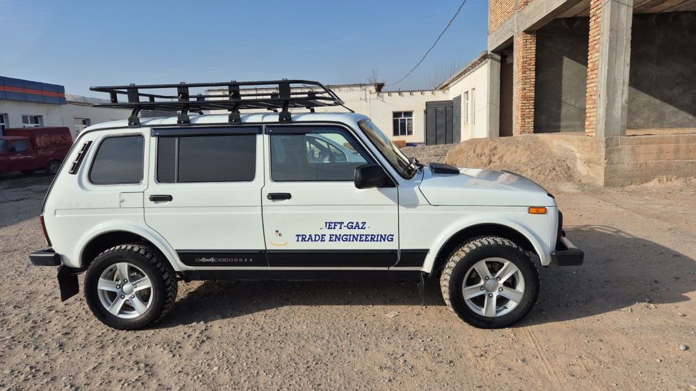 moshina niva 4eshiklik xamma navrotlari bor olib xaydash kerak