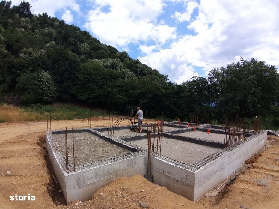 Vanzare – parcela teren 6,47 ari, intravilan cu fundatie