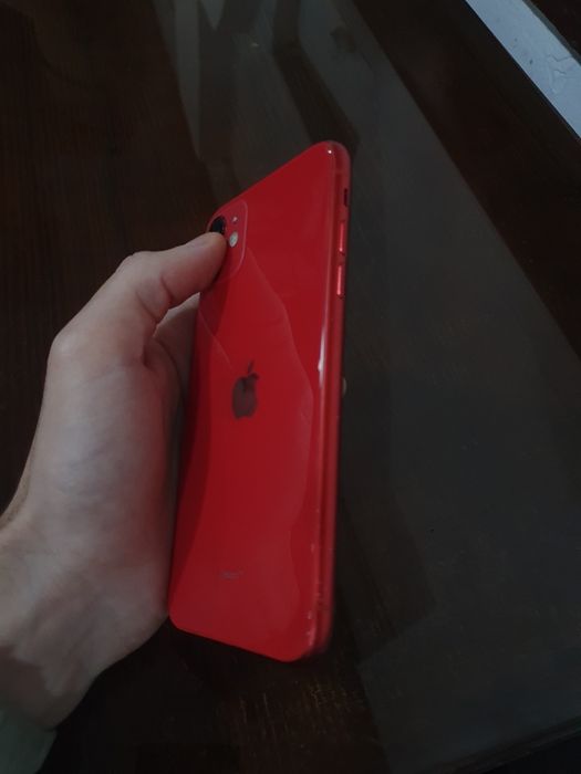 Продам или обменяю Айфон 11 стоит пороль на экране