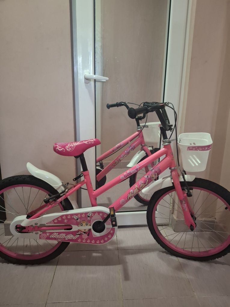 Vând bicicleta fetite ,aproape nefolosita