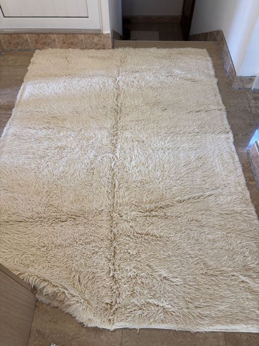 Бял пухкав килим от естествена овча кожа – отлично запазен.