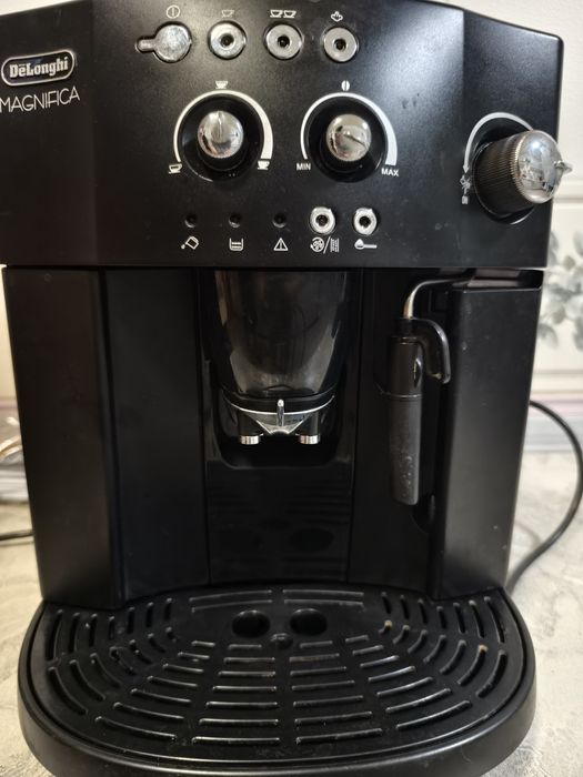 Автоматическая кофемашина (с капучинатором и кофемолкой).