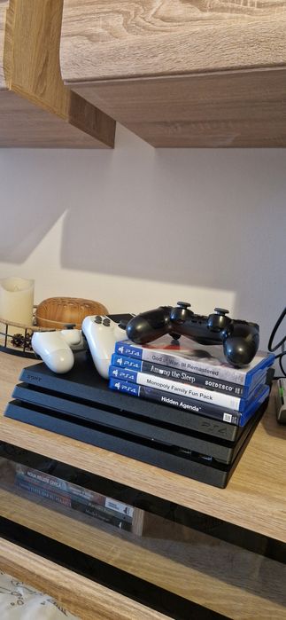 PlayStation 4 PS4 Pro 1 TB cu 3 Controllere