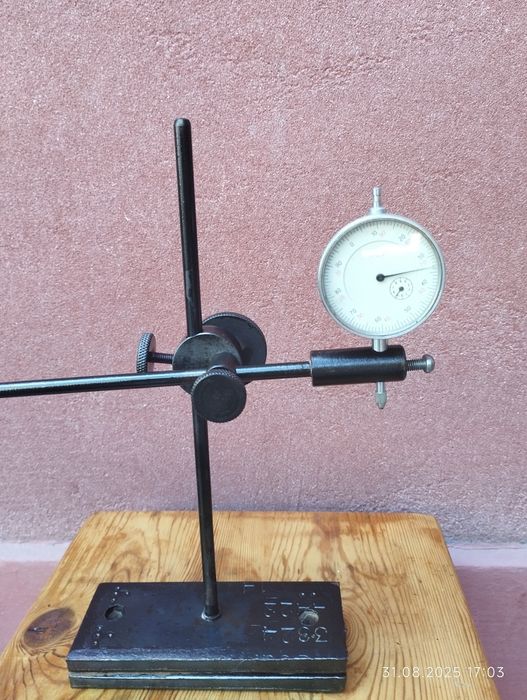 Индикатор часовой на стойке