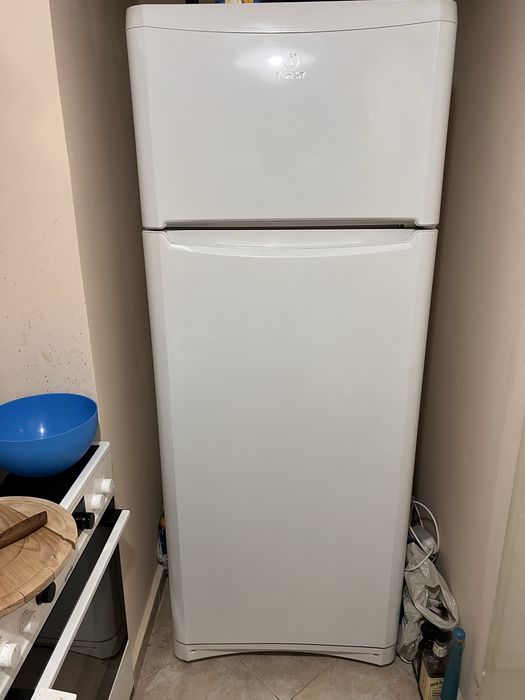 Хладилник Indesit с горна камера