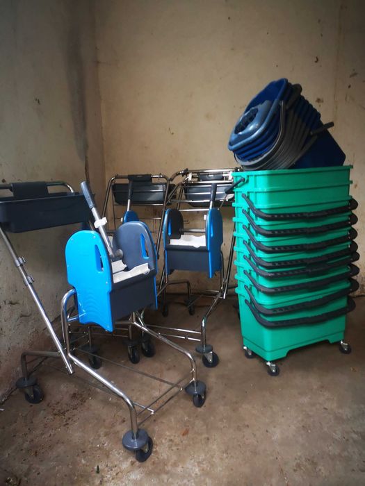 Cărucioare si găleți pentru curătenie