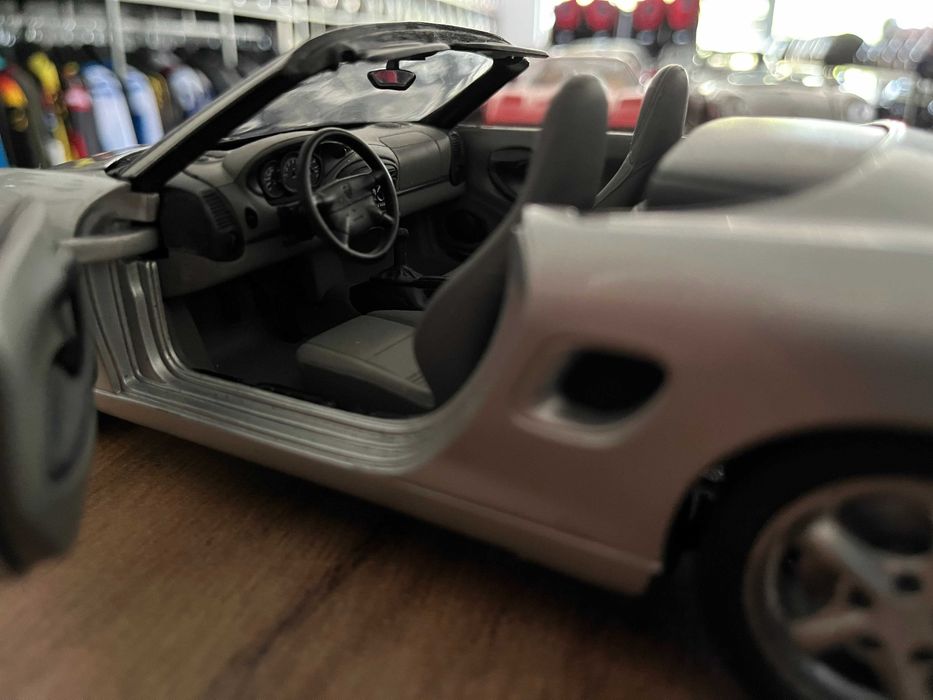 Метална колекционерска колички  UT Models PORSCHE BOXTER мащаб 1:18
