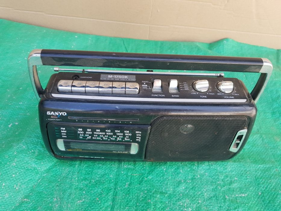 Radio Casetofon sanyo  vechi model M-1750,k made in japan