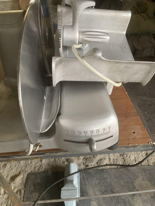 Vand feliator profesional pentru carne