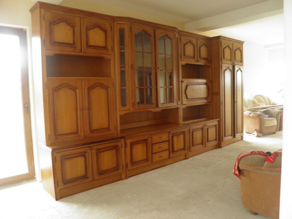 Vând mobilă de sufragerie din lemn masiv