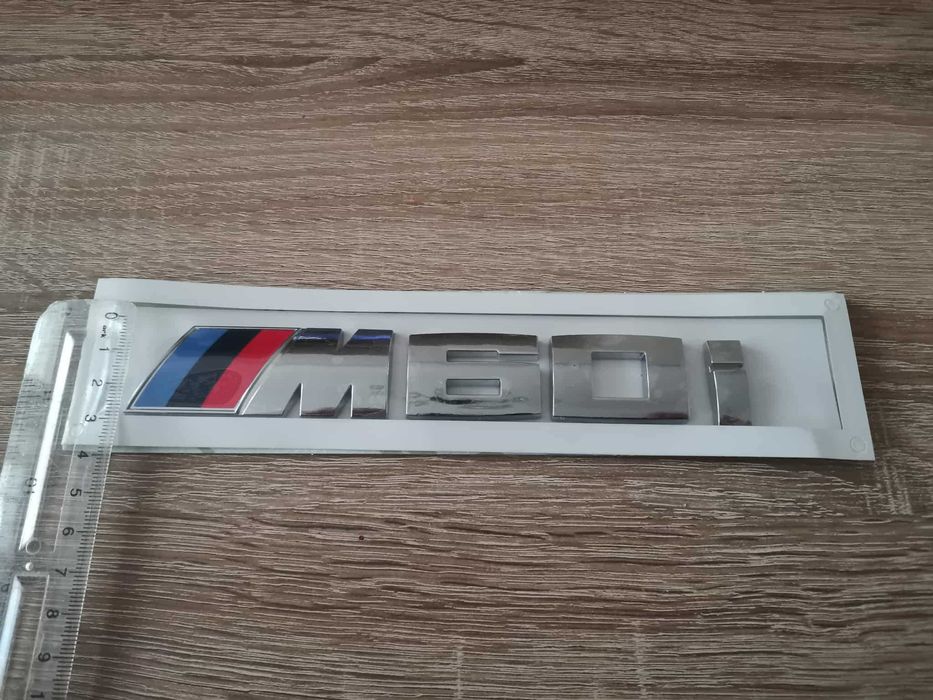 сребристо лого BMW M60i