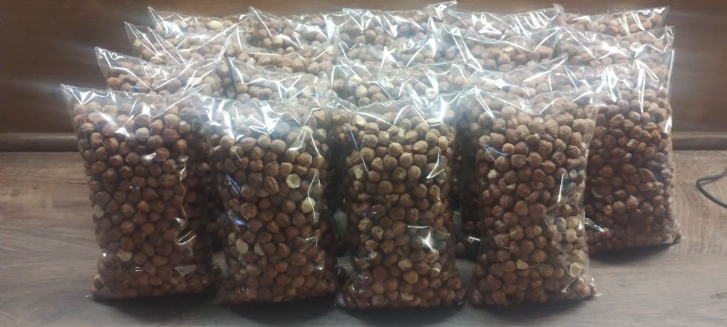 Продавам лешници и орехи