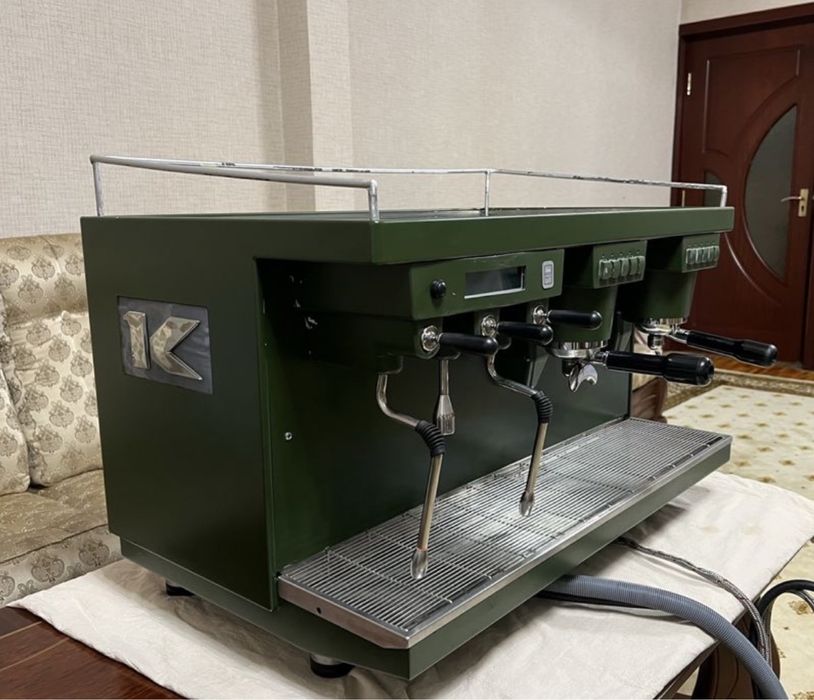 Coffee truck hamma jihozlari bilan sotiladi.