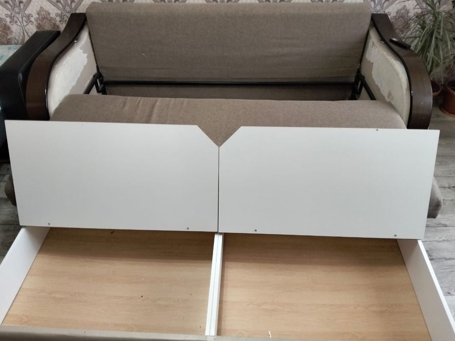 Отдам даром диван б/у местамен сломан