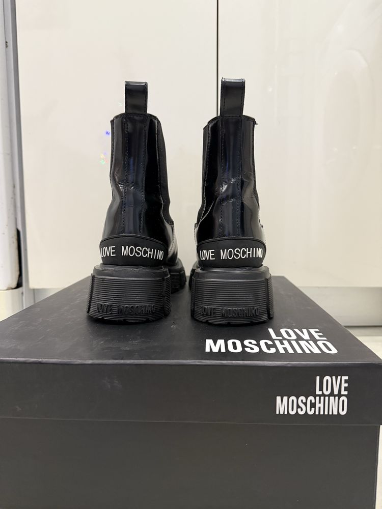 Боти Love Moschino