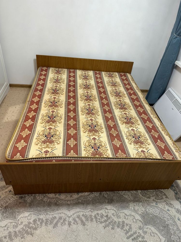 Кровать двухспальняя с матрасом