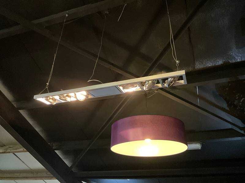 Lampă modernă suspendată cu reflectoare