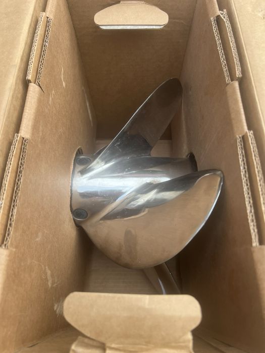 Ляв и десен пропелери Mercury Revolution 4