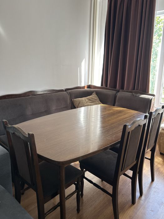 Разтегателен диван и маса с 6стола