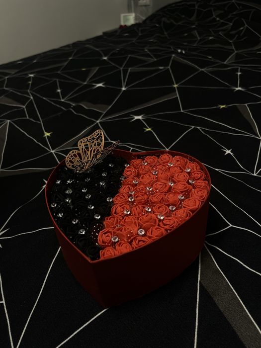 Cutii cu flori colorate