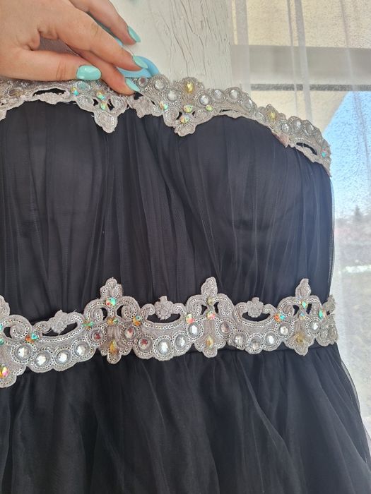 Rochie neagra cu broderie argintie