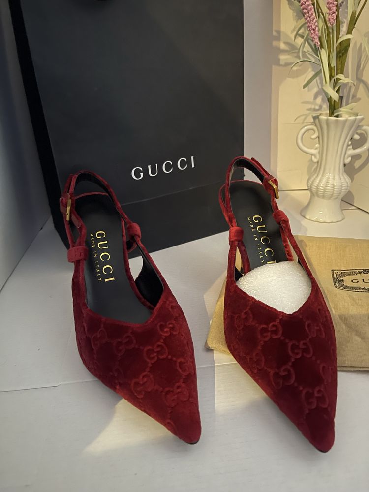 Червени кадифени обувки гучи Gucci тъмно червено ток остри елегантни