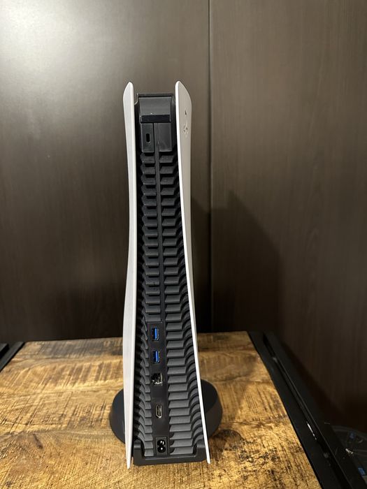 Ps5 disk edition + 2 controllere + 3 jocuri