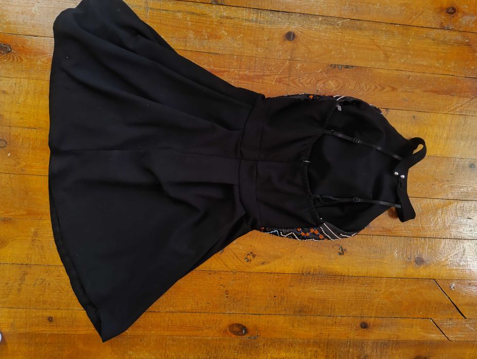 Черна рокля с камъни