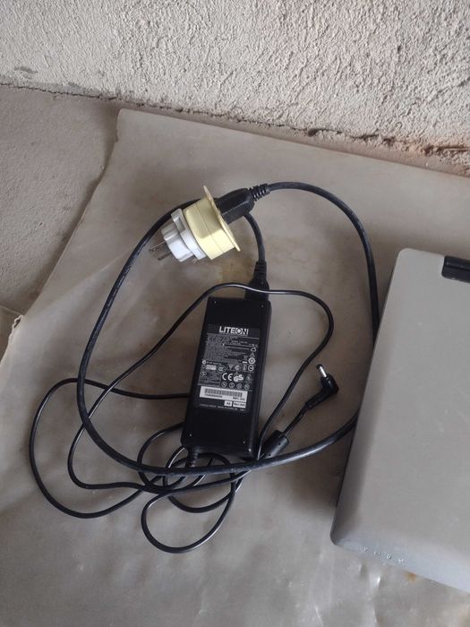 Лаптоп ASUS A8SC работи перфектно състояние Windows 7pro 32bit зарядно