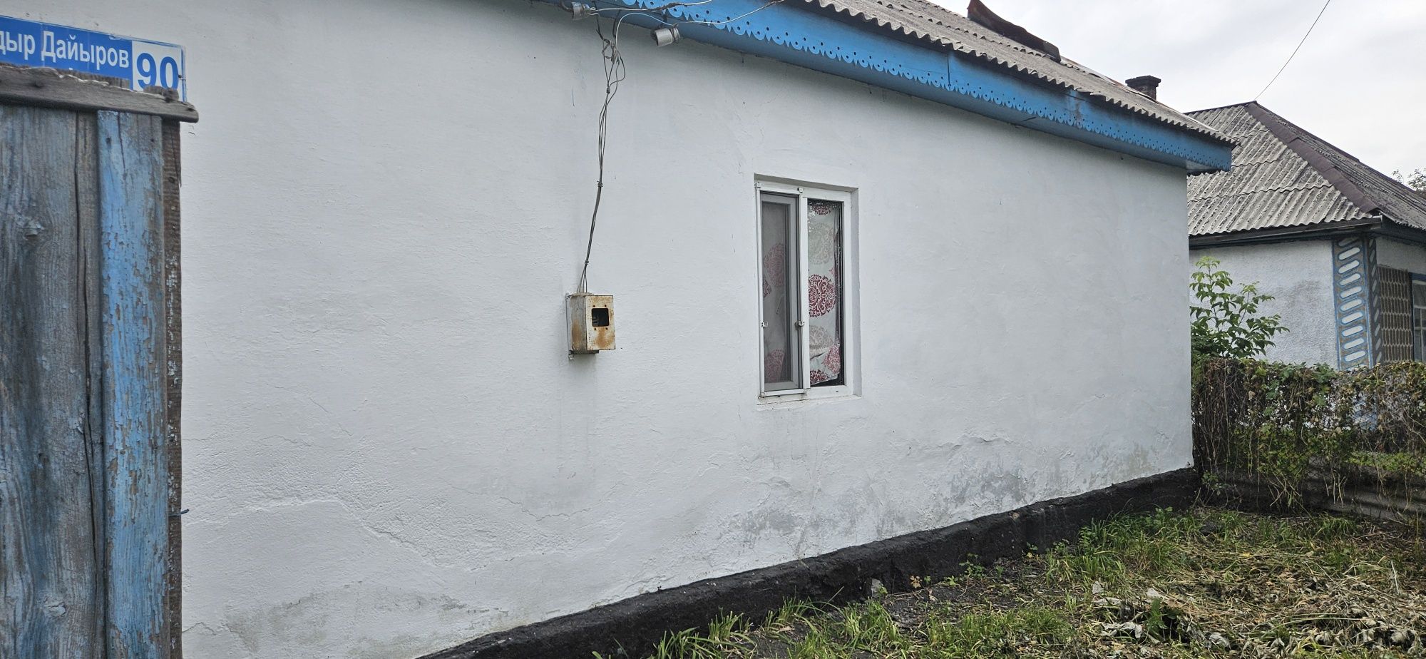 Продам дом, 2 спальни,  зал, гостиная, удобное расположение,  центр.