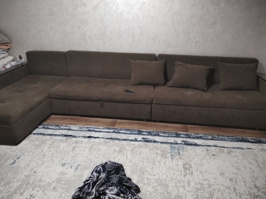 Продам диван угловой 4м