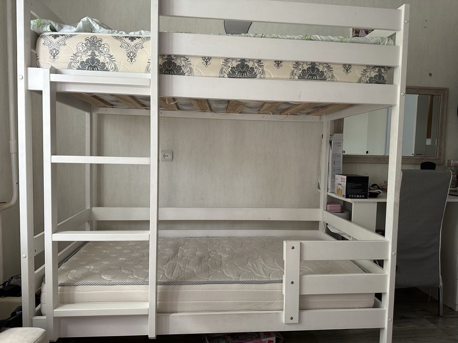 Продам две двухярусные кровати с матрасами ортопедическими