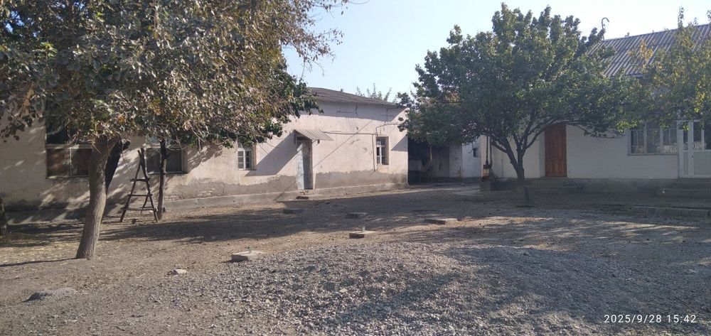 Sanoatchilar MFY hududida 18 sotixda joylashgan binolar sotiladi