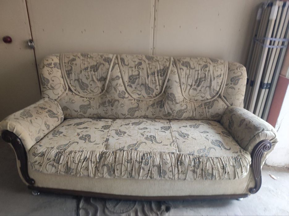 Диван и кресло сотилади