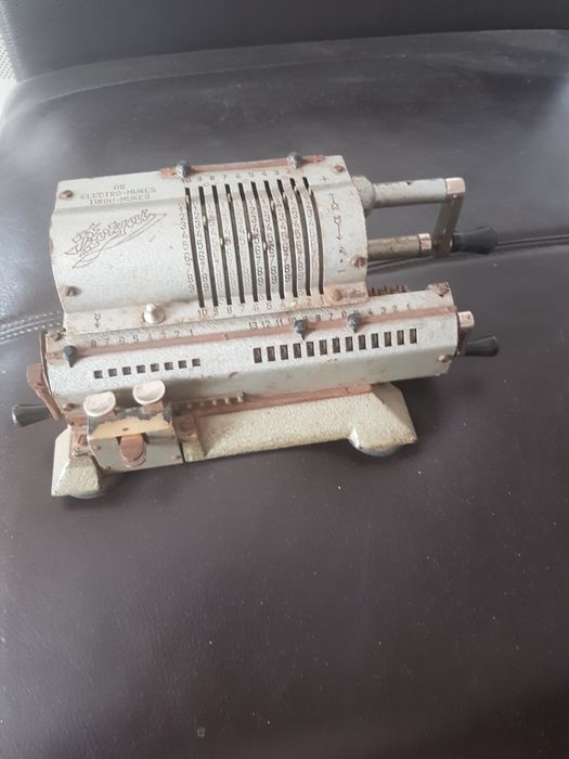 Vând mașină de calcul vintage