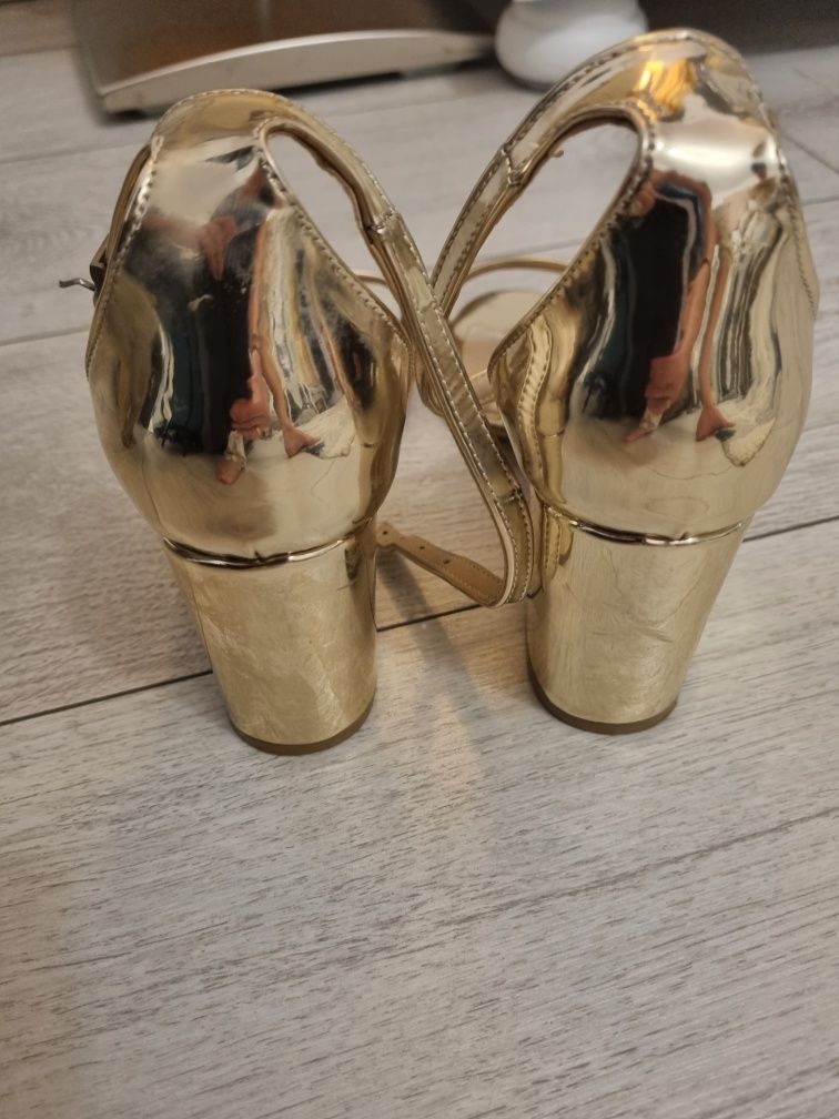 Sandale aurii cu toc