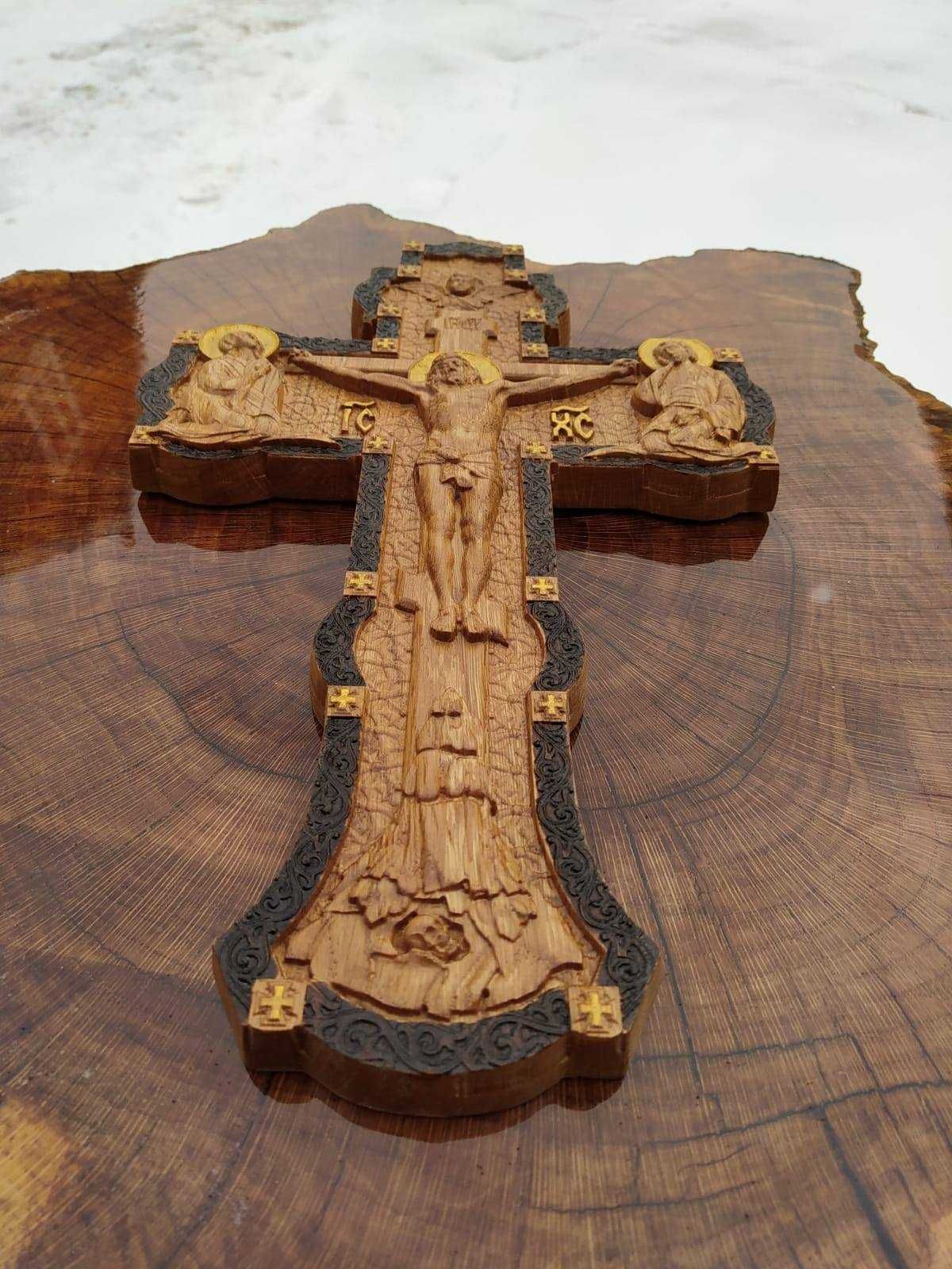 Cruce de perete sculptată în lemn de stejar
