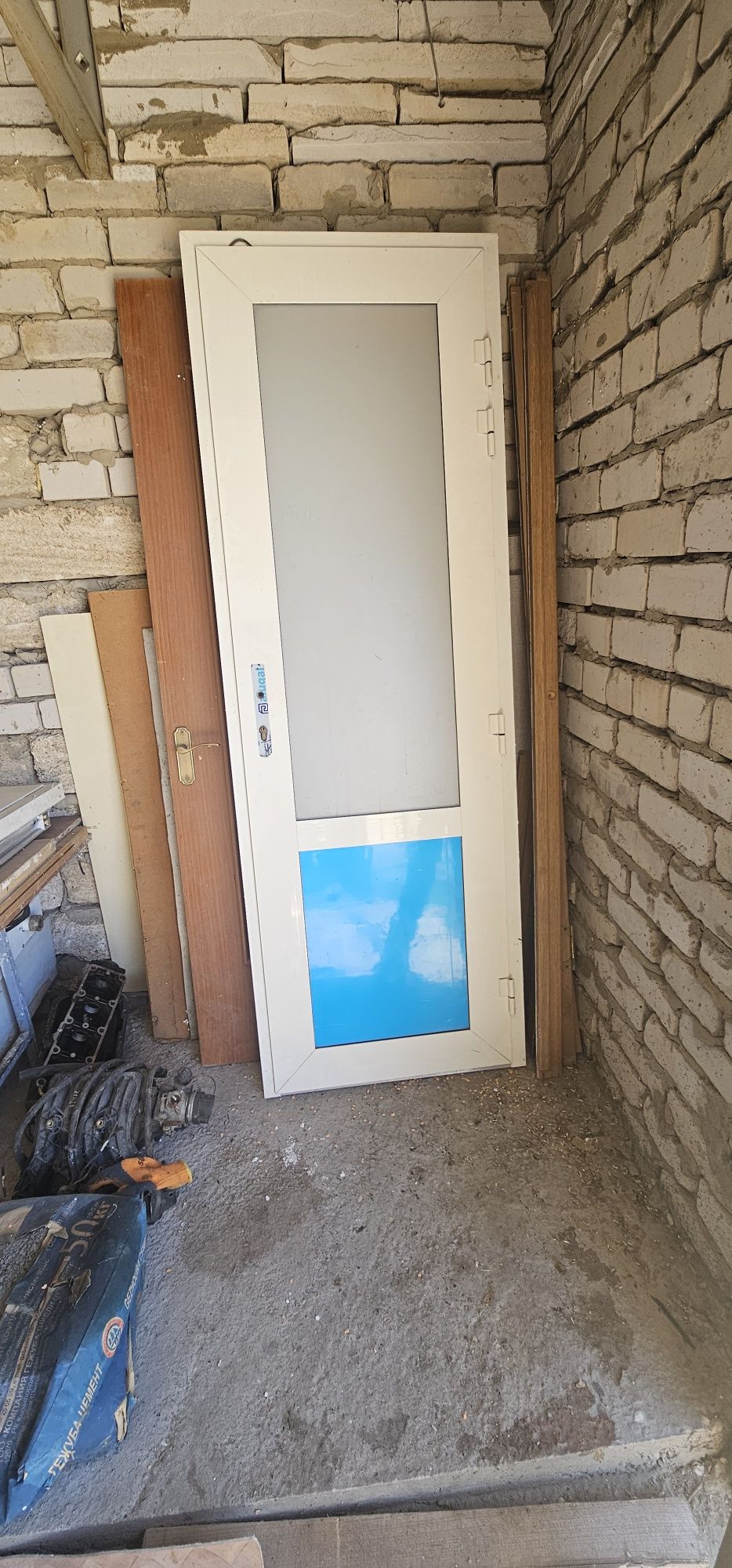 Продам алюминиевые двери с коробкой