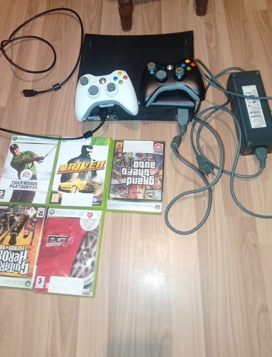 Vând XBOX 360 console + jocuri