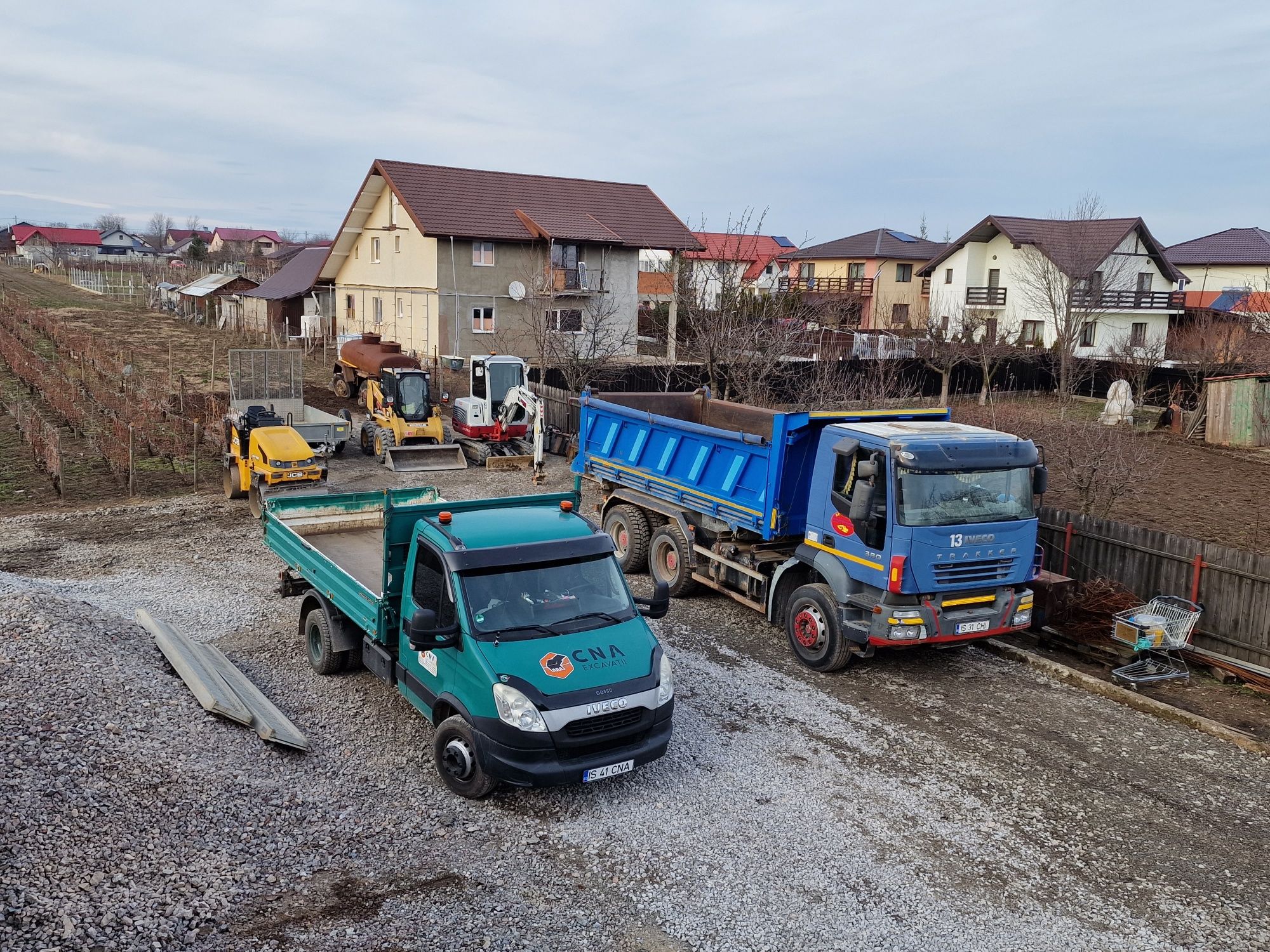 Inchirieri buldoexcavator/camion/miniexcavator/miniîncarcator/bobcat