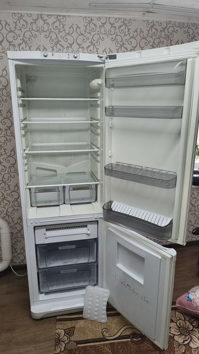 Холодильник Ariston